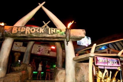 Ночной клуб Bedrock Inn в центре Айя-Напы